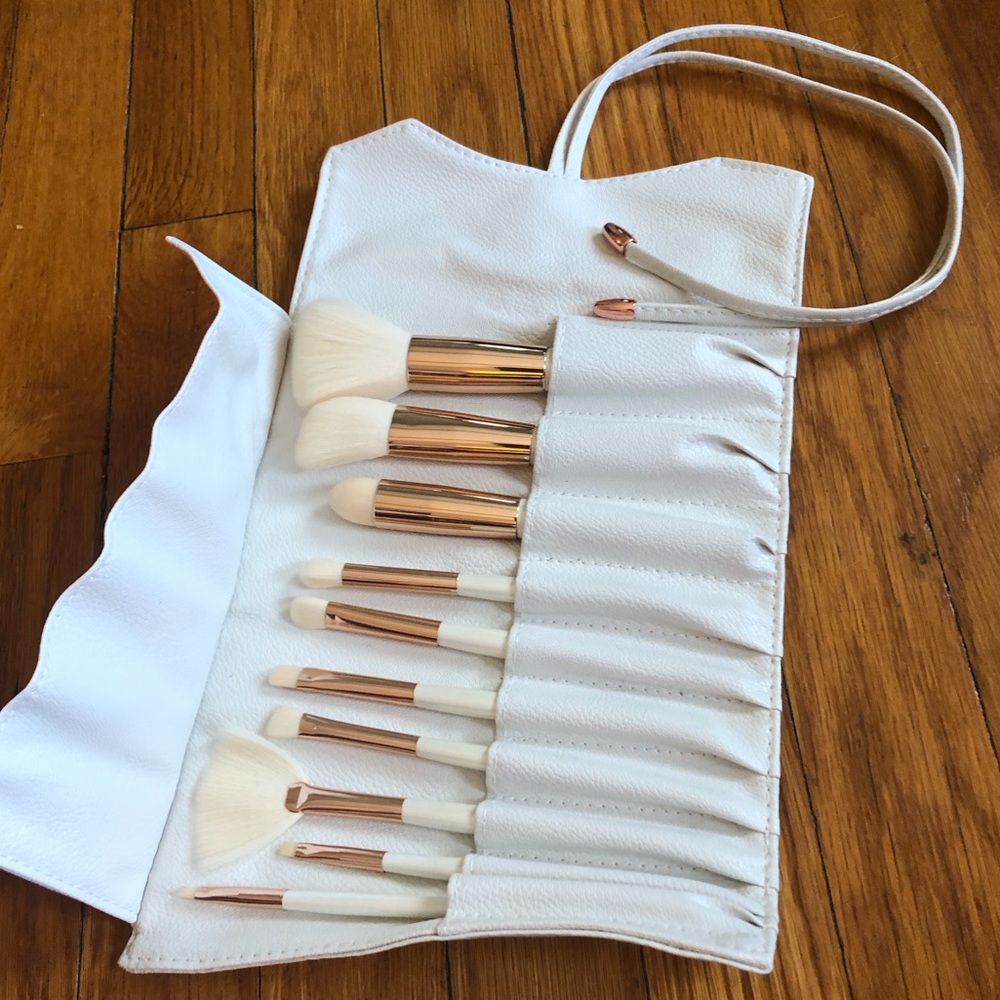 La Beaute Soi - 10 Piece Makeup Brush Set in Vegan Leather Pouch